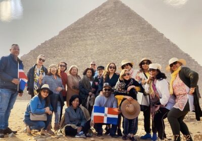 grupo de persona en viaje a egipto posando en la piramides