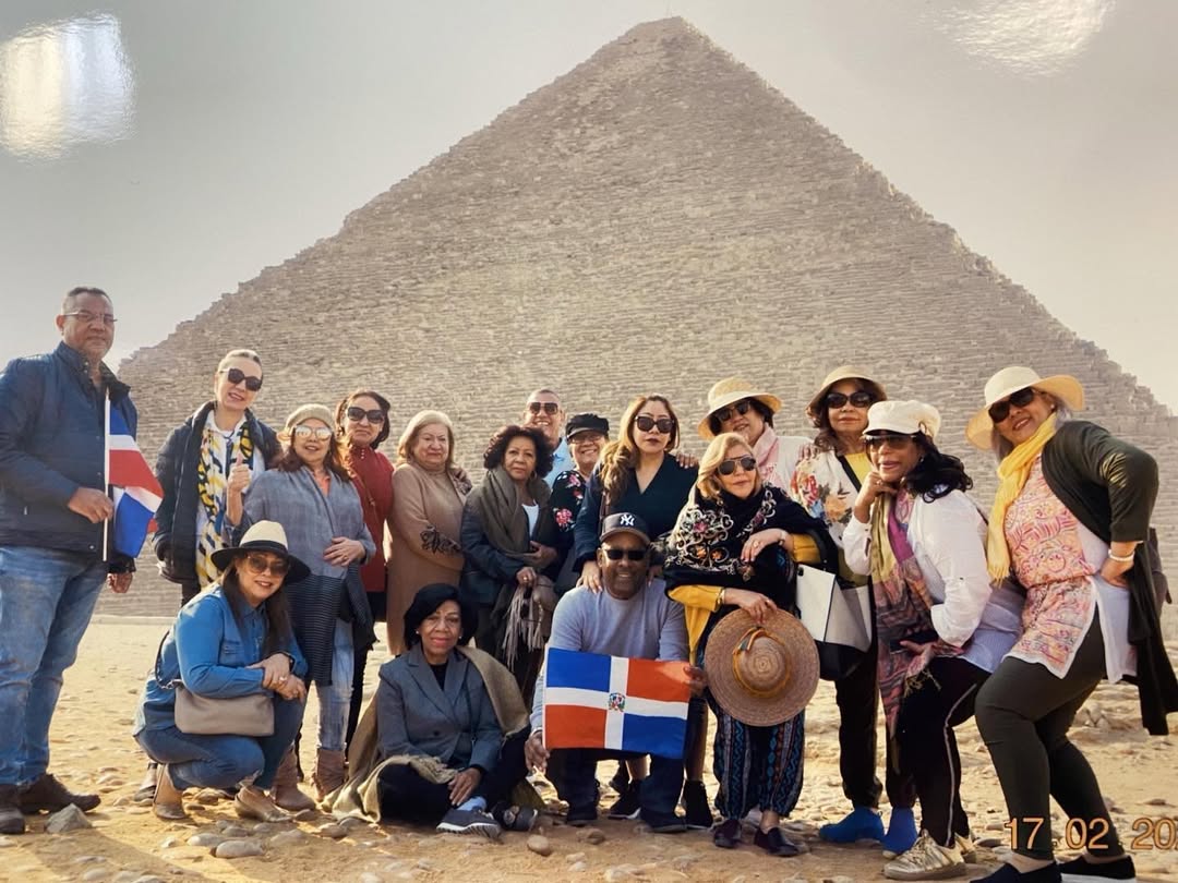 grupo de persona en viaje a egipto posando en la piramides